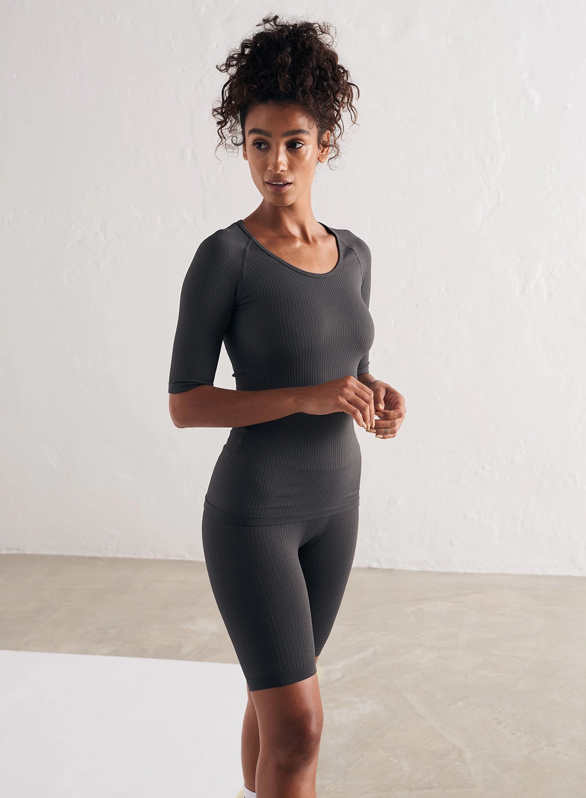 Shadow Grey Ribbed Seamless Scoop Neck Short Sleeve 2 Shadow Grey Ribbed Seamless Scoop Neck Short Sleeve - Afbeelding 2