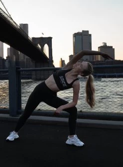 Black College Core Bra -AIM'N NL Winkel 2274300e4b1a4f792b3f8618e1a8b5a4e02b91fde35bbd1006edeb813d16487d