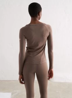 Macchiato Soft Basic V-neck Long Sleeve -AIM'N NL Winkel 2783e323f6db5b3ba9c2b271692f8657f9335b7d400860df3585a830f8c61ee7