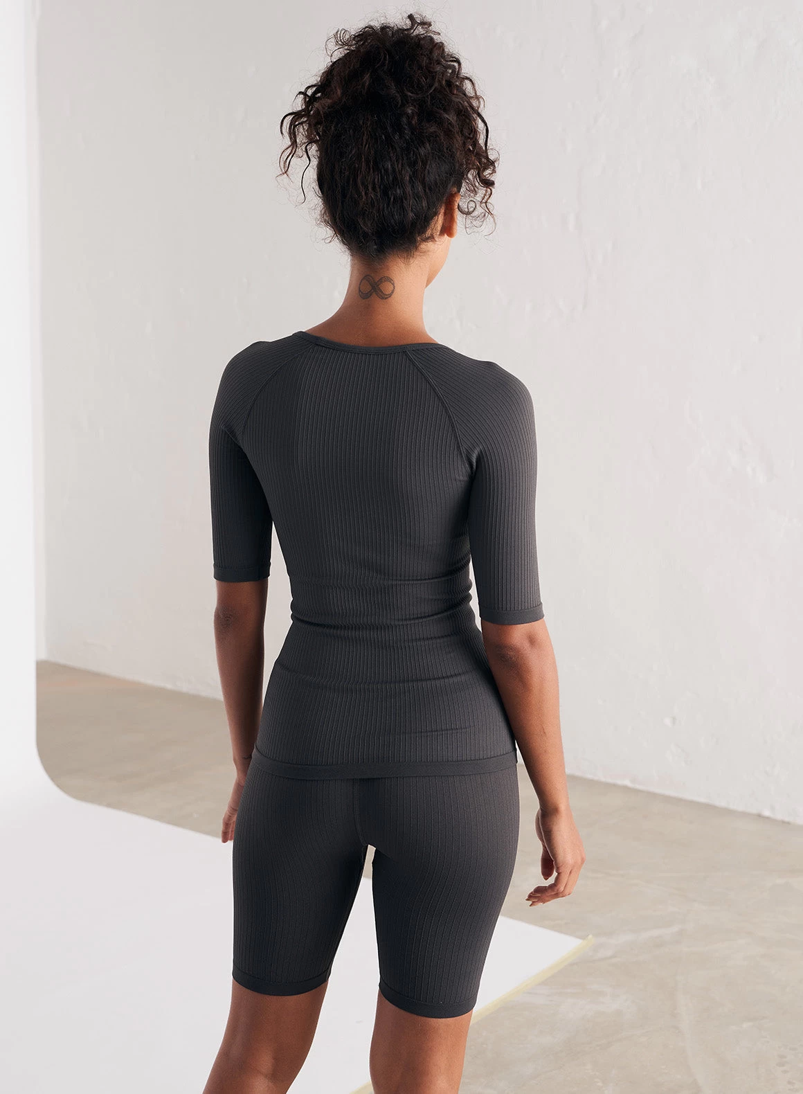 Shadow Grey Ribbed Seamless Scoop Neck Short Sleeve 4 Shadow Grey Ribbed Seamless Scoop Neck Short Sleeve - Afbeelding 4