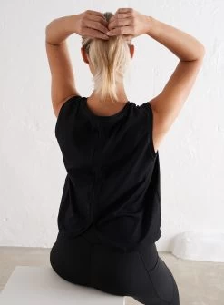 Black Soft Basic Split Back Tank -AIM'N NL Winkel ae7500a5e74bc1ffd13a34fdb85265f6bb3a538d0e7a38bfdf732622e16af3fb