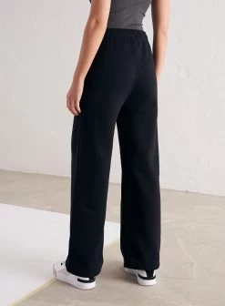 Black Logo Straight Fit Sweatpants -AIM'N NL Winkel b7ea5dacc592d90d14d39e0604d9cf9ec311efd0441639734a07e8e3e3f11701