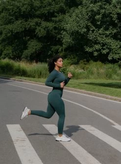 Pine Green Ribbed Seamless Cropped Long Sleeve -AIM'N NL Winkel d8dadd0afeb21a81e279d576bfe55a232b621db7b2c31f3d08d8daa1120d478c 9deb267e 91dc 40c9 b99d 5784e6cb13e4