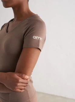 Macchiato Soft Basic V-neck Short Sleeve -AIM'N NL Winkel da1340597d32ab2f12b1cb2e1f8864470d102c5247c7e713ff35dd5f66a411e6