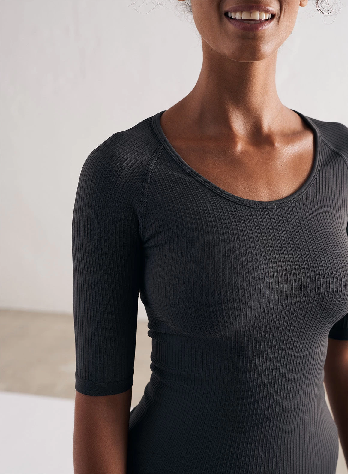 Shadow Grey Ribbed Seamless Scoop Neck Short Sleeve 7 Shadow Grey Ribbed Seamless Scoop Neck Short Sleeve - Afbeelding 7